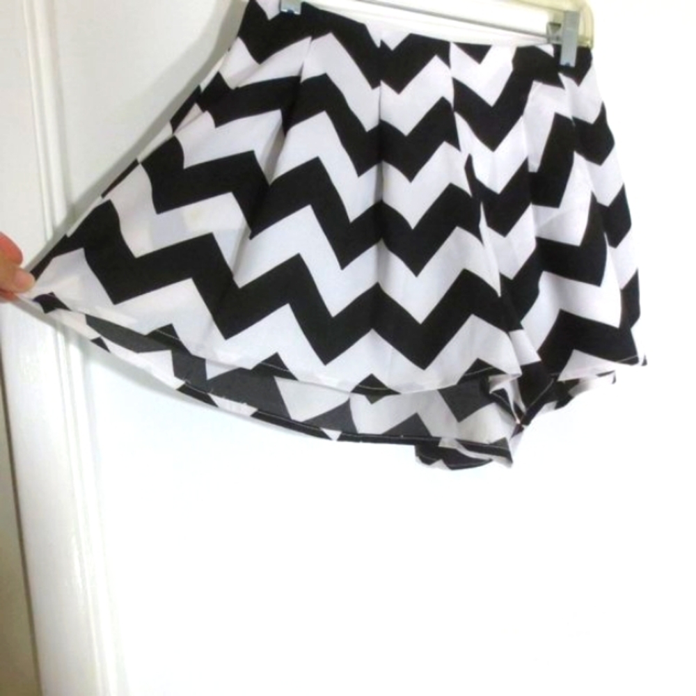 New Moxeay Shorts Ultra High Rise Black White Chevron Print Flowy Skort Size S